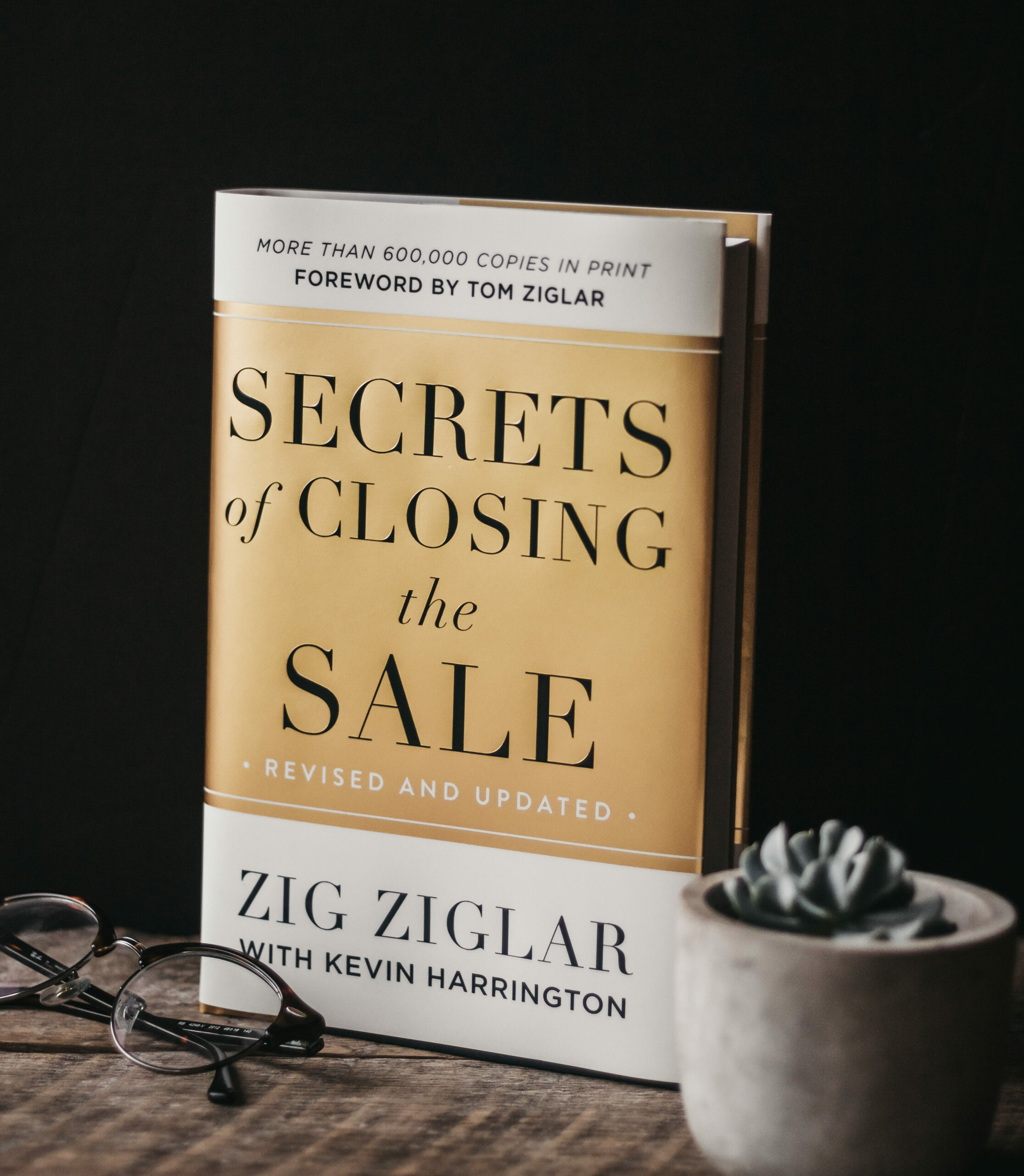 Secrets Of Closing The Sale By Zig Ziglar (Complete With Brand New Contributions From Kevin Harrington)